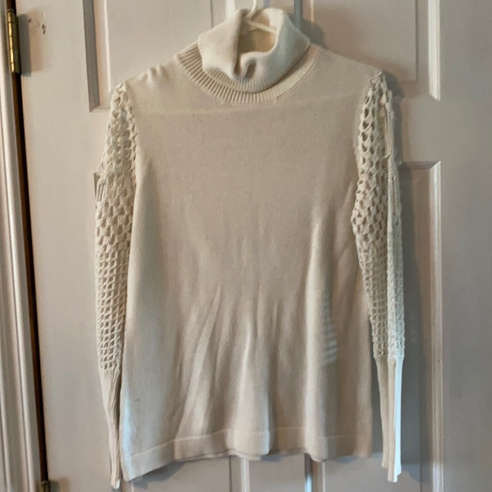 Venus sweater with crocheted sleeves